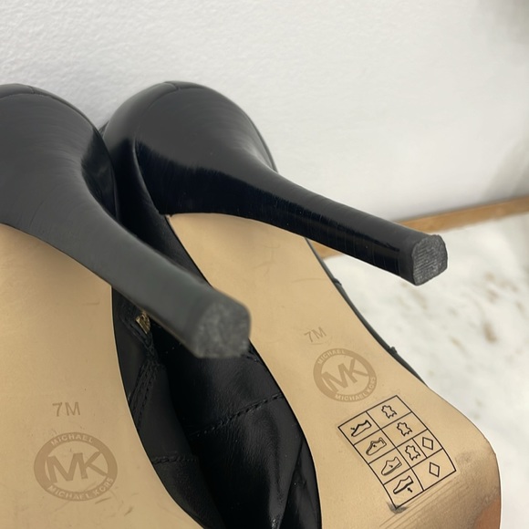 Michael Kors Wyatt Black Leather Ankle Bootie Platform Gold Logo 5" Heel 7 M - Picture 5 of 10